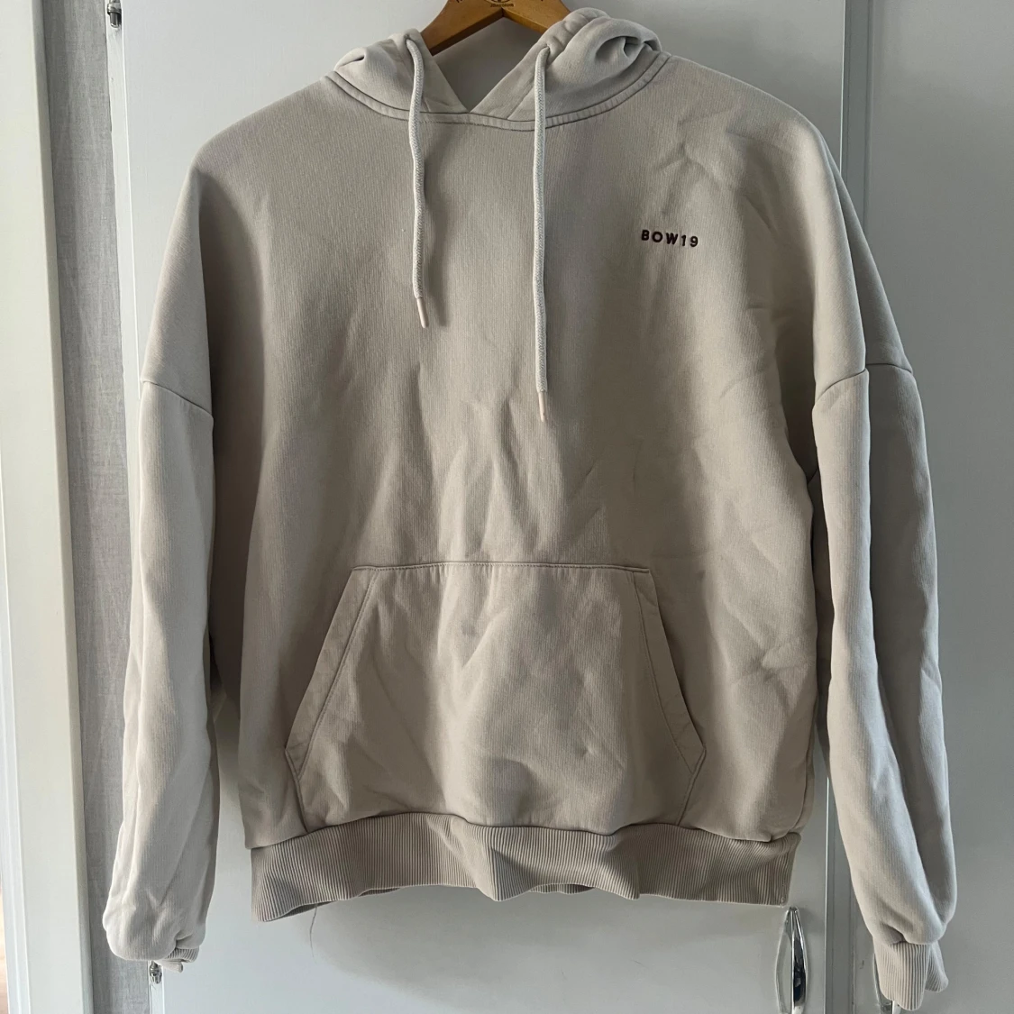 Beige hoodie från BOW19 - 1