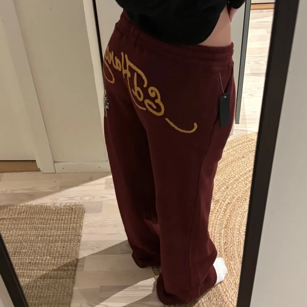 mjukisbyxor i xl men sitter oversized pĂ„ mig som vanligtvis har S, jag Ă€r 176 för referens. ok att köpa direkt đ€. Farkut & Housut.