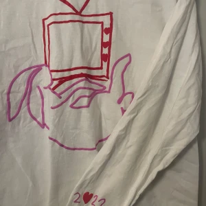 Official Harry Styles 2022 merch - aldrig använd, köpt från den ursprungliga hemsidan för 600kr, perfekt skick!! sms mig för mer information