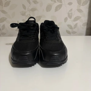 Svarta Nike Air Max sneakers - Helt nya Air Max 90s, har bara provat på de hemma och de passar inte. 