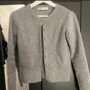 Grå cardigan från Zara - Säljer en stilren grå kofta från Zara med knappar! 