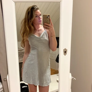 Silver glittrig klänning - Superfin glittrig klänning från HM som är helt oanvänd. Perfekt för glitterfester eller nyår. Tyvärr lite liten för mig