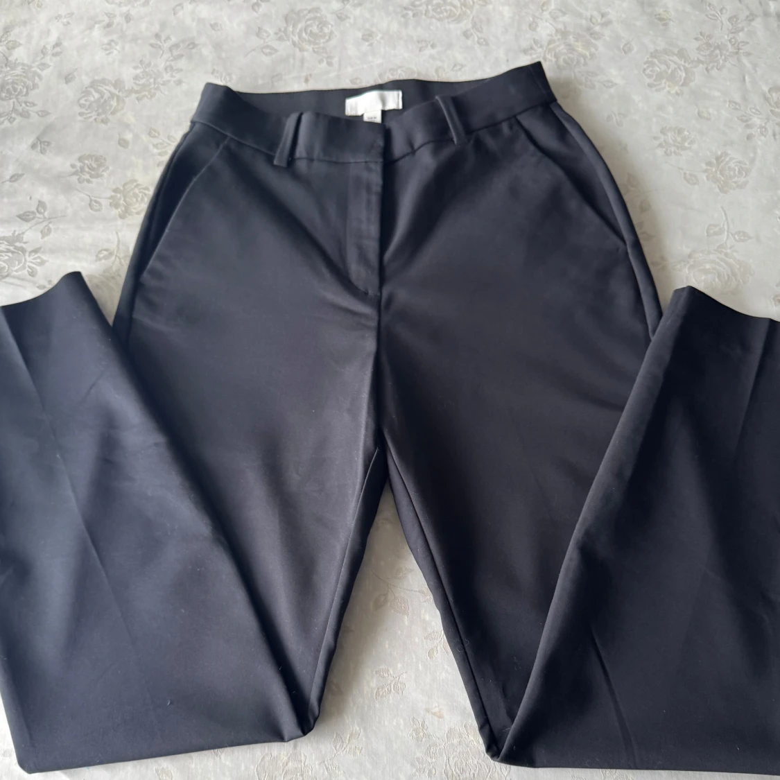 Svarta kostymbyxor (Högmidjade) från H&M