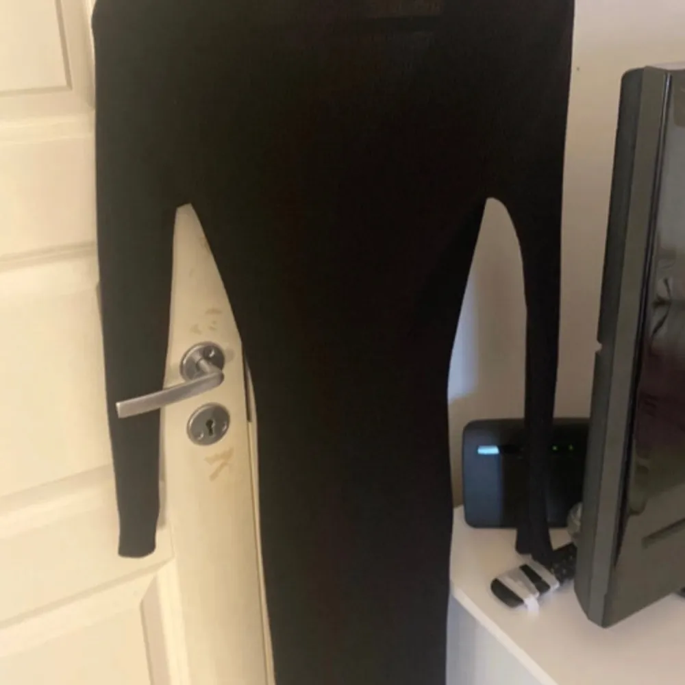 Elegant svart långklänning från Amisu med långärmad design. Klänningen har en ribbad struktur. Strl S men passar folk med Xs-M också. Aldrig använd.. Mekot.