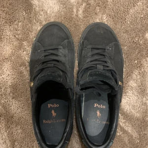 Svarta Ralph Lauren skor - svarta skor från ralph lauren säljer pga ingen användning. Använda en sommar.