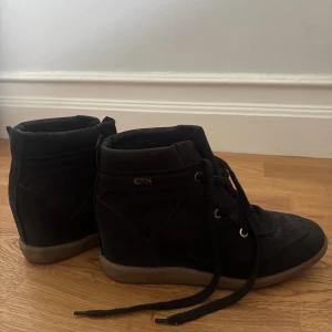 svarta isabel marant liknande skor - Snygga svarta isabel marant liknande skor med lit klack, bra skicka och knappt använda