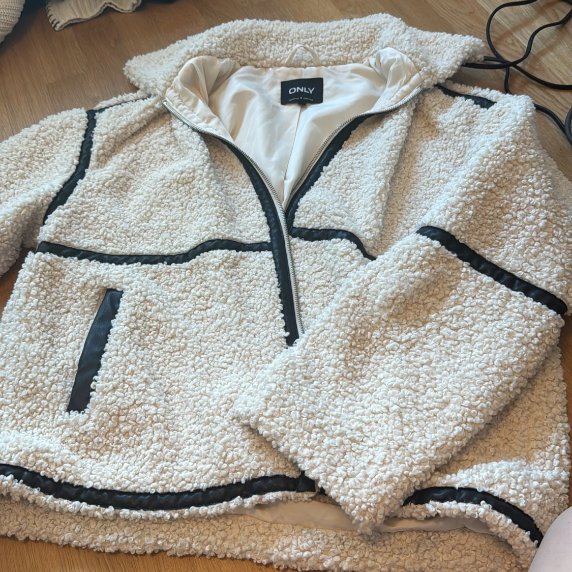 Vit teddyjacka från ONLY