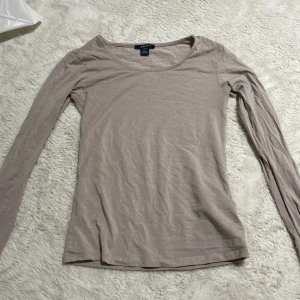 Beige långärmad topp 🤍 - Säljer en stilren beige långärmad topp från Amisu. Perfekt för en enkel och bekväm look. Tillverkad i ett mjukt material som känns skönt mot huden.