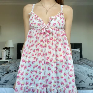 Blommig topp - Så fin volang babydoll topp med blommigt mönster🌸💕