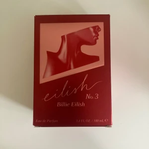 Eilish No. 3 Eau de Parfum - Säljer min helt nya Billie Eilish No.3 parfym, 100ml. Aldrig använd så flaskan är helt full ( se på sista bilden) och säljer den då lukten inte är något för mig! Den kommer även i original kartongen. Ny pris mellan 900-1000kr, mitt pris 550kr! 