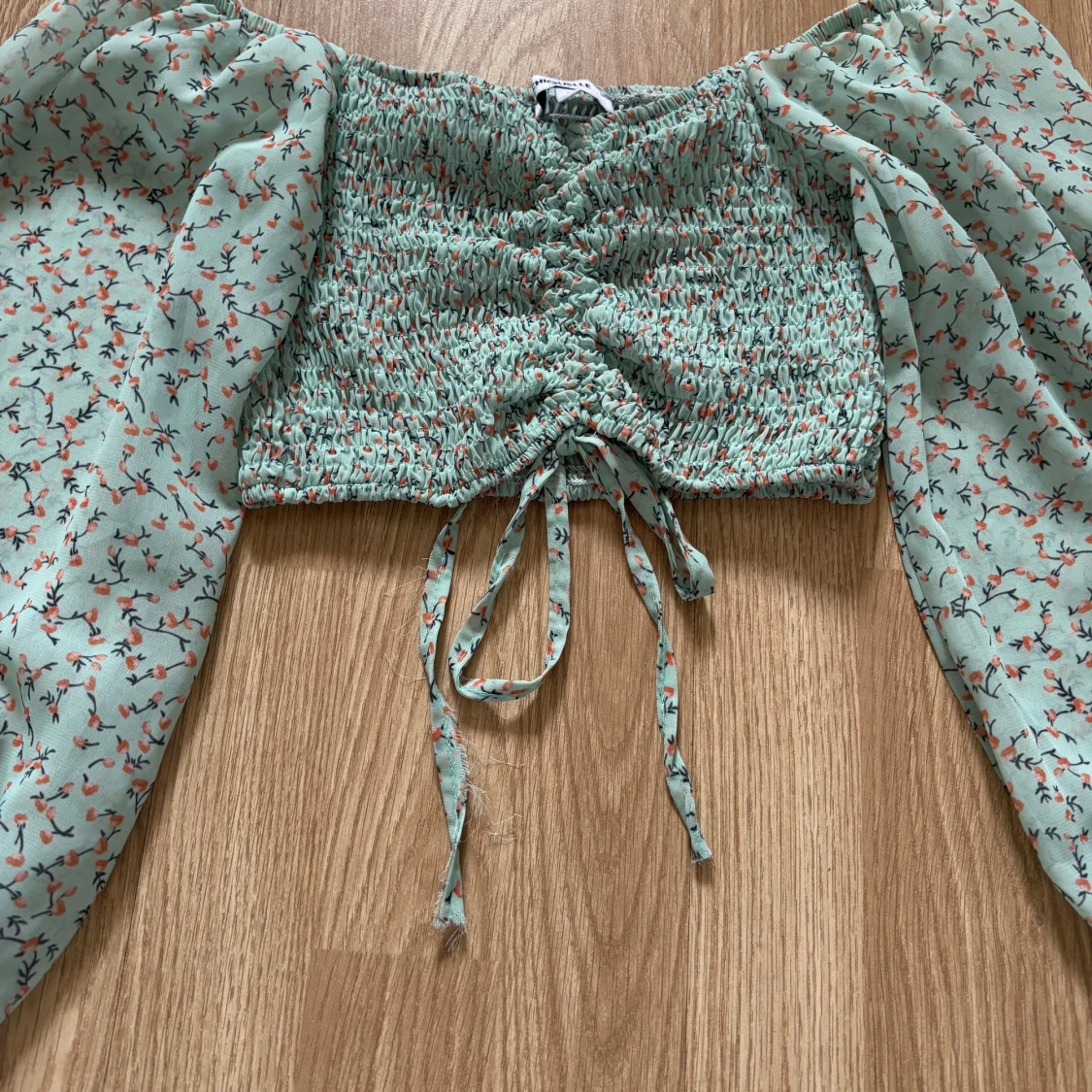 Blommig grön blus med puffärmar - 1