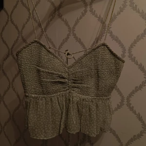 Grön topp från Gina Tricot - Säljer en söt grön topp från Gina Tricot med smala axelband som går att justera. Använd åtalet gånger. Sommerfin topp som passar perfekt till sommaren. Pris kan diskuteras!!! 