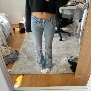 Ljusblå bootcut jeans - Säljer ett par ljusblå bootcut jeans från Perfect Jeans. De är lågmidjade med en klassisk femficksdesign och har en snygg tvättad look. 