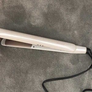 Plattång från BaByliss💗 - Säljer en platttpng från BaByliss. Använd men är i bra skick 😍