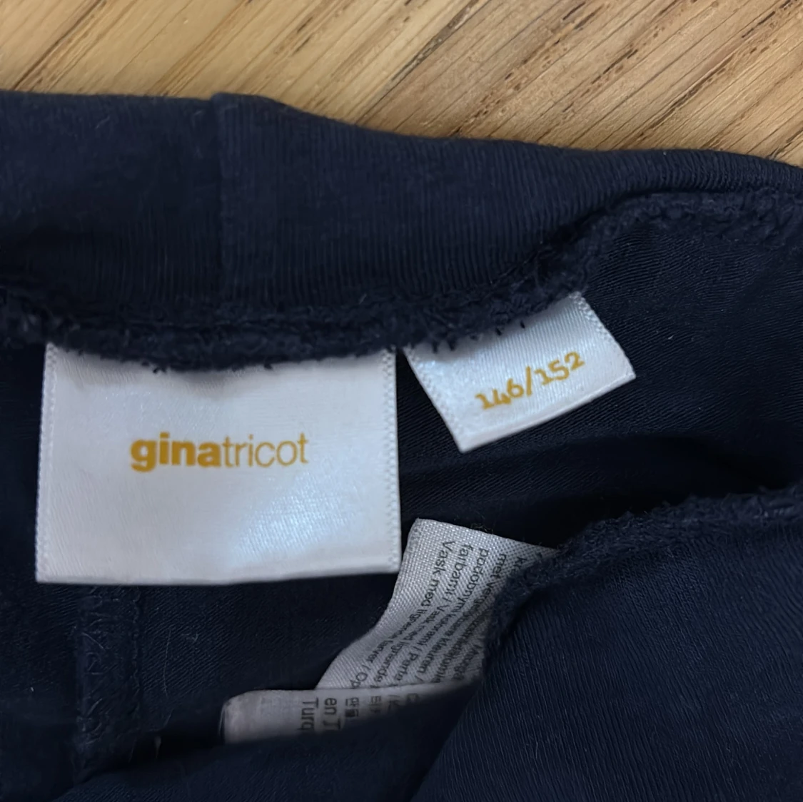 Marinblå byxor från Gina Tricot - 1