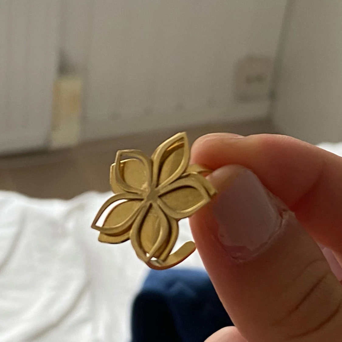 Guldfärgad ring med blomdesign - 1