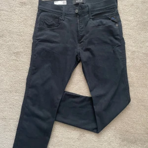 Replay anbass mörkblå - Helt nya replay Anbass jeans i en mörkblå färg. Lapparna har tagits av men byxorna är helt oanvända och i toppkvalitet. Jeansen har måtten W32  och L30.                                                                           Skriv gärna om du har övriga frågor :)