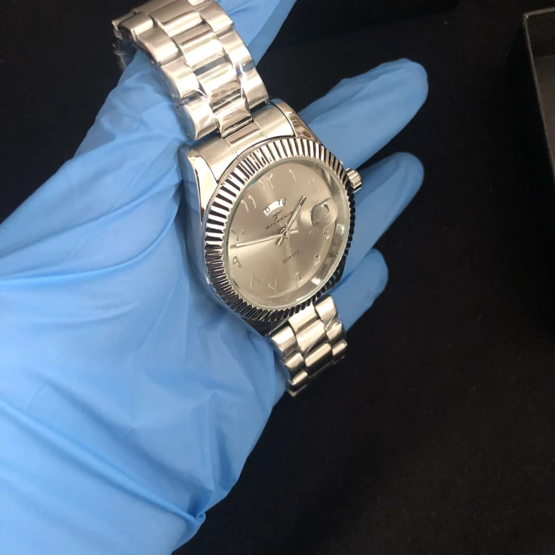 Silverfärgad klocka med metallarmband - 1