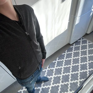 Merino tröja från J.Lindeberg - Snygg grå cardigan från J.Lindeberg med dragkedja framtill. Jackan har en stilren design med ribbade muddar vid ärmslut och nederkant. Perfekt för en avslappnad look. Den är gjord av 100%merino och är väldigt mjuk o skön! Jag på bilden är 176 och den passar perfekt