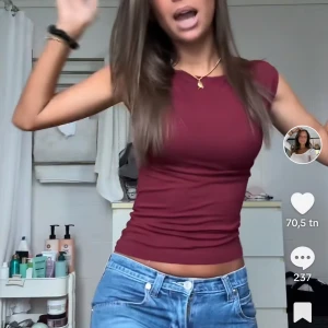 Topp - Säljer nu denna super söta toppen i en jättefin vinröd färg💞Helt oanvänd alltså inga defekter alls💕 Skriv vid funderingar 