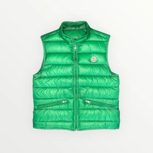Moncler Gui väst - Moncler gui väst i bra skick förutom små pinholes (se bilder) Storlek 2 motsvarar S/M