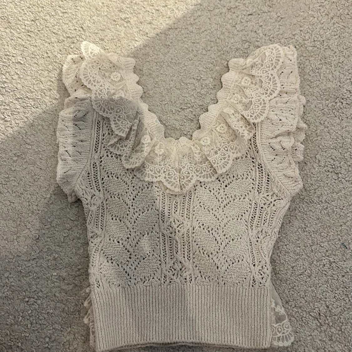 Beige spetsprydd topp från Zara - 1