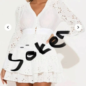 Vit klänning med spetsdetaljer - Söker denna slutsålda klänning ifrån fashion nova i strl xs eller s💗