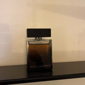 Dolce & Gabbana The One - Säljer en herrparfym från Dolce & Gabbana, The One. Använd ca 4 gånger, 50 ml, Ordninare pris 800kr, priset kan diskuteras, köparen står för frakt.