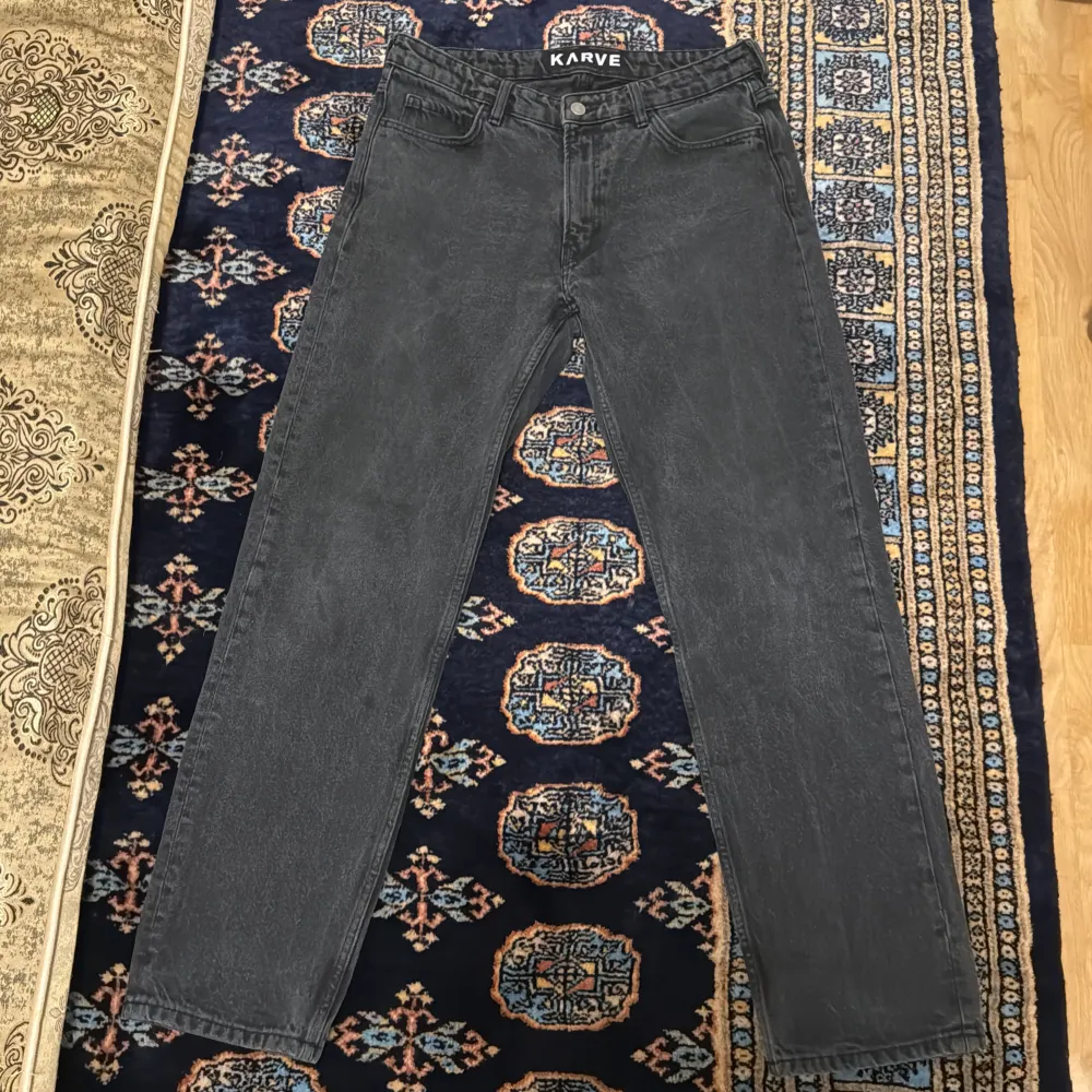 Snygga grå jeansbyxor från Karve med en klassisk straight passform. Byxorna har en normal midja och är tillverkade i ett slitstarkt denimtyg. Perfekta för en stilren look.. Farkut & Housut.