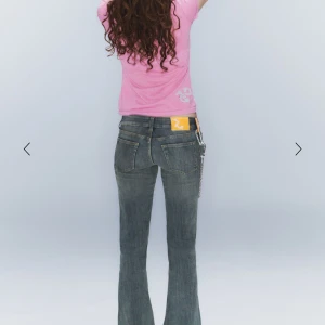 Blå lågmidjade bootcut jeans med kedjedetalj - Säljer snygga lågmidjade jeans från weekday. Skriv för mått!! Nypris 400