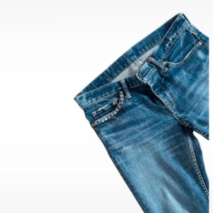 Hysteric Glamour Women’s lågmidjade Bootcut Jeans - Supercoola Hysteric Glamour jeans med nitar som är köpta på Vinted men endast testade av mig. Säljer då de är för små för mig ://  Hör av er om ni önskar ett annat pris eller fler bilder!  Vet inte varför bilderna blev så suddiga när jag la in dem i annonsen :/  mått: innerbenslängd: ca 78cm grenmått: ca 18cm midja rakt över: ca 35cm 