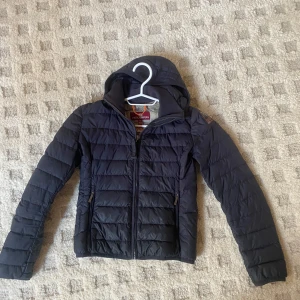 Svart dunjacka från Parajumpers - Marinblå dunjacka från Parajumpers. I storlek 10år💓