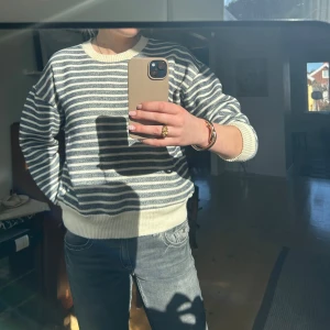 Randig tröja från Zara - Säljer en superfin och vårig, randig tröja från Zara i grått och créme vitt. Tröjan har långa ärmar med ribbade muddar. Använd en del, men är i fint skick! Köparen kan även lägga ett prisförslag. 