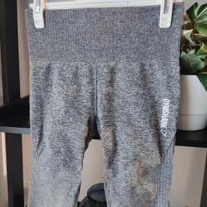 Grå gymshark Leggings i storlek XS - Gråa Ombre leggings från märket Gymshark. Storlek XS. Helt nya utan lapp. Loggor intakta. Snygga detaljer på leggingsen. Även runp-countor. Dessa går inte längre att köpa då detta är gymsharks gamla Ombre kollektion.