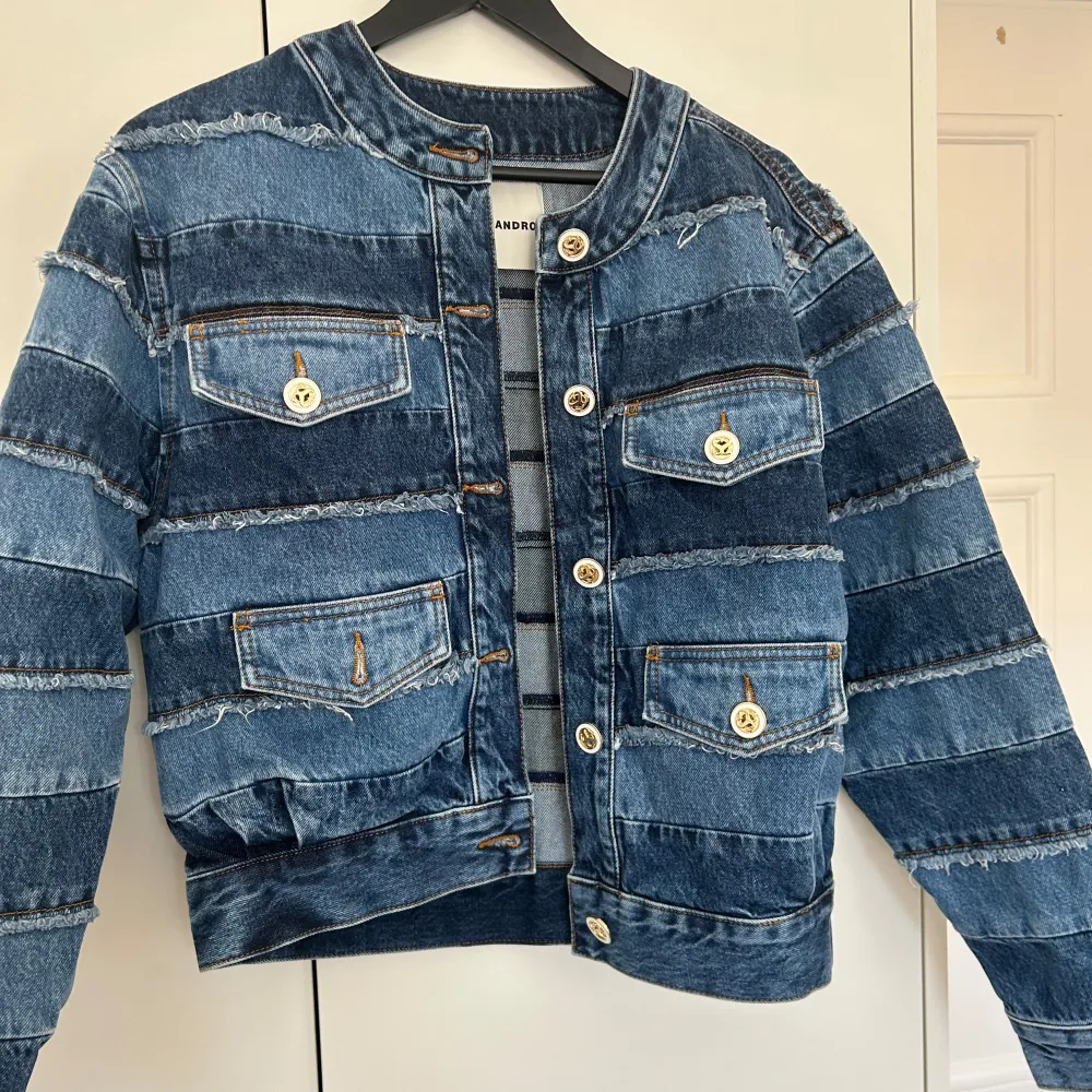 Ny jeans jacka från Sandro med prislappen kvar som är helt slutsåld☺️ Den är så unik och eftertraktad. Strl 34! Köpt för ca 3900kr💓🫶🏻. Takit.