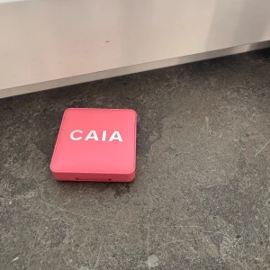 CAIA Matte Blush Cake Pop - Säljer en CAIA Matte Blush i nyansen Cake Pop. Den kommer i en snygg rosa förpackning med inbyggd spegel. Perfekt för att ge kinderna en naturlig och matt finish. Aldrig använd😊