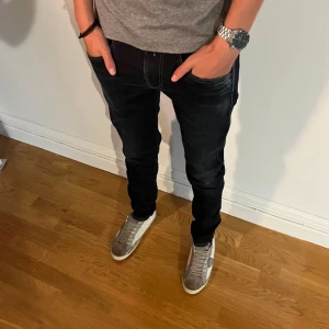 Svarta jeans från Replay - Märke: Replay | Modell: Anbass (slim) | storlek: 29:30 | skick 9/10 (inga defekter) | Skit snygga svarta jeans från Replay med en slim passform! tveka inte att höra av er vid minsta lilla fundering eller fråga!