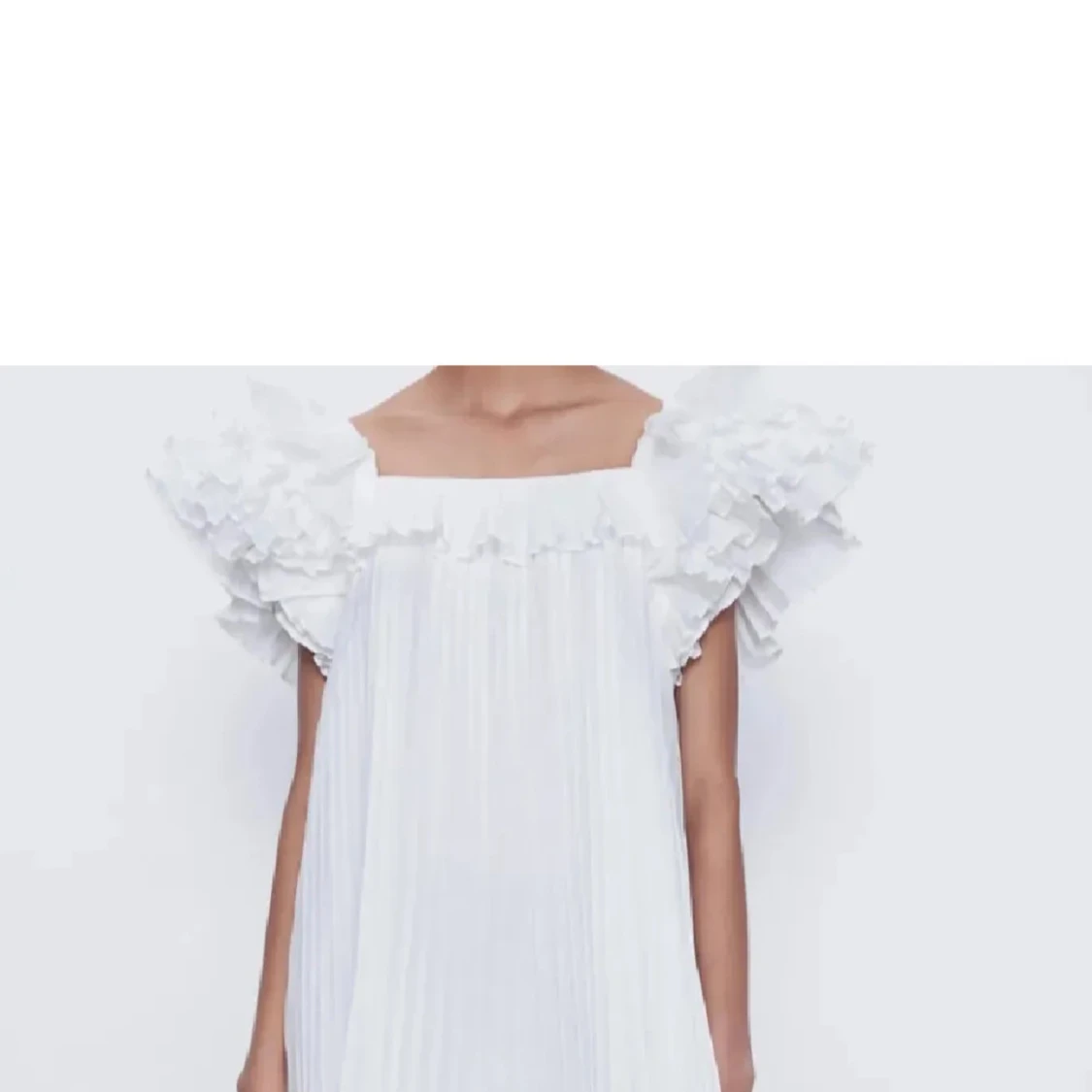 Vit klänning med volangärmar - 1