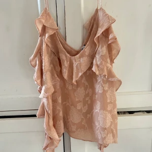 Volang topp Zara - Volang Linné köpt från Zara som aldrig är använt då den inte passar perfekt nu för sommaren💕 Står att den är i storlek Xs men skulle säga den är S