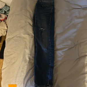 Nudie jeans  - Snygga Nudie jeans i bra skick med en snygg slitning över höger knä jeansen är i strl 34/30. Slå en pling om fler bilder önskas 