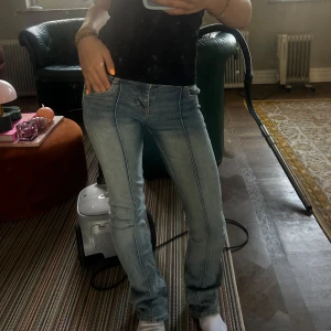Lågmidjade bootcut jeans - Lågmidjade jeans från bershka med snygg design, jätte bra skick!