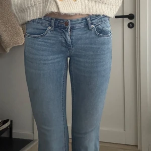 Blå bootcut jeans från Only - Säljer dessa najs lågmidjade jeans från only då jag har fler likande❤️💓💓💓
