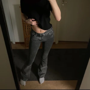 Svarta jeans med bootcut - Snygga gråa jeans med bootcut och låg midja.