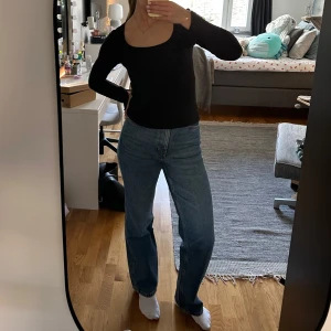 Jeans Weekday - Jättesnygga mörkblå jeans från weekday, knappt använda💙✨