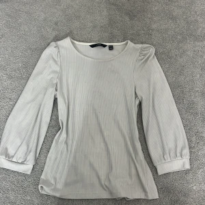 Vit ribbad topp från Vero Moda - Säljer en stilren vit ribbad topp från Vero Moda. 🥰 storlek xs