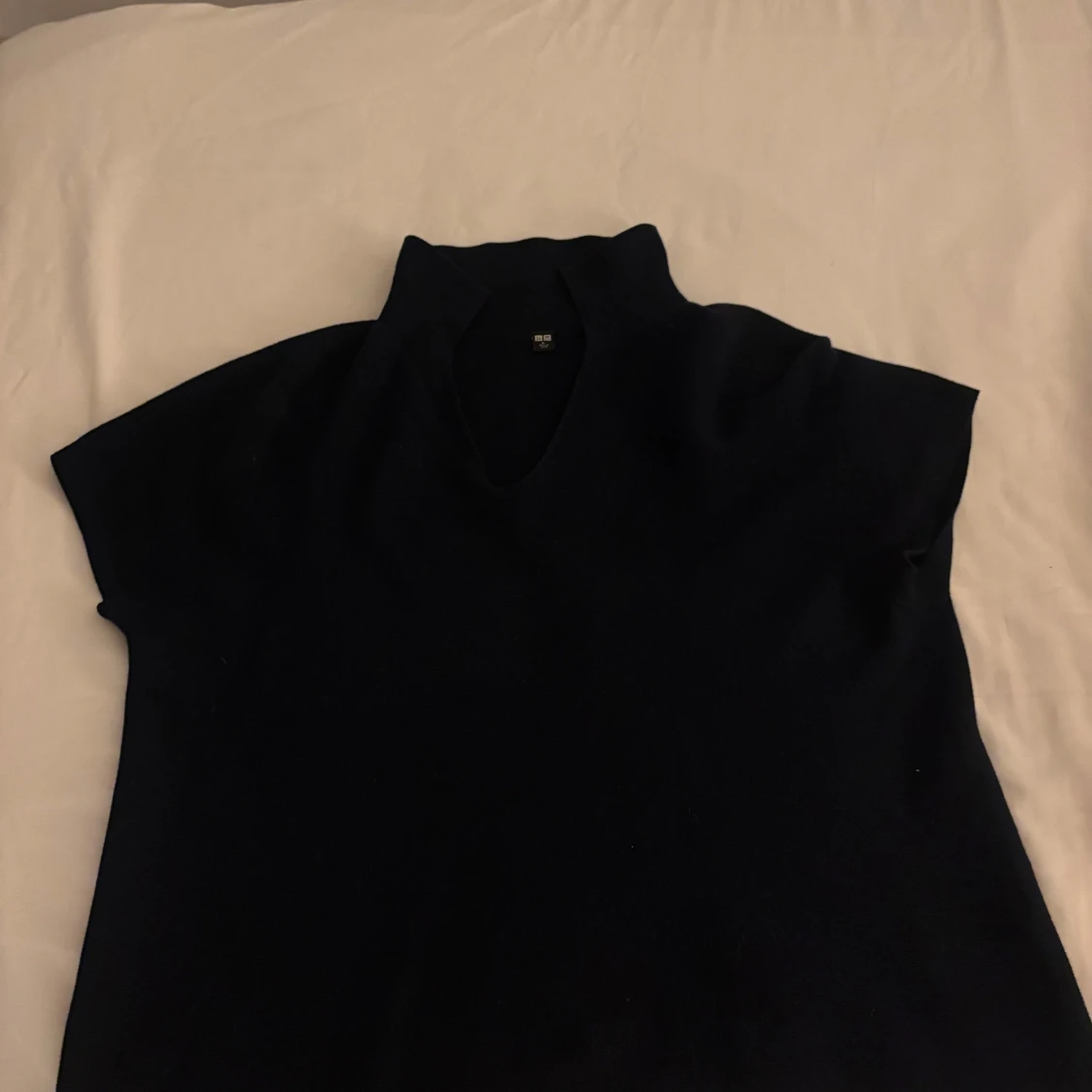 mörk blå kortärmad tröja från uniqlo