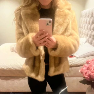 Beige pälsjacka - Säljer en snygg beige pälsjacka, jätte snygg men säljer eftersom jag har så många pälsjackor. extremt fin till vinter och den värmer, funkar även till tidig vår💘pris kan bli betydligt mycket billigare vid snabbköp, kan även mötas upp i centrala stockholm! 