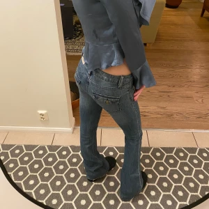 Blå jeans med bootcut - Begagnade y2k bootcut jeans från USA, med låg midja. Det står i byxan att de är W24 i levi’s storleks-system, vilket är motsvarade XS eller 34 i europeisk dam storlek. Väldigt fina byxor som är väldigt tåliga, som jag fått av min mamma så de är riktiga vintage byxor från tidigt 2000-tal från USA, som sagt. De har också söta fickor med knappar på rumpan. Skriv vid frågor!💞