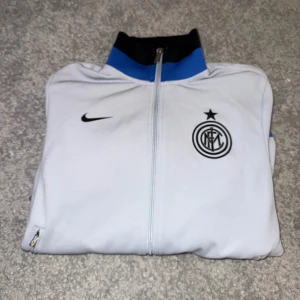 Vit Inter Nike jtröja med dragkedja - Inter träningströja i mycket bra skick (storlek M)