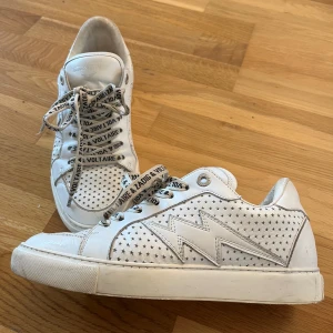 Vita sneakers från Zadig & Voltaire - Supersnygga skor från Zadig & Voltaire💕💕 använda men jättefint skick
